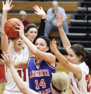 Photo by Keith Stewart Argenta-Oreana’s Katlyn Gibson kicks the ball back out after being met by three Sullivan defenders down low. Gibson scored 20 of her team’s 34 points on the night, a defensive weakness for Sullivan, who still managed to earn a 34-point margin of victory Friday.