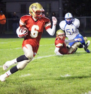 Photo by Darian Hays Hunter Kamm takes off with the ball after quarterback Tyler Schuring’s pitch. Kamm was more noticeable on defense Friday night, including his interception and fumble recovery in the fourth quarter to help lock-in his team’s 33-13 win over Oblong.