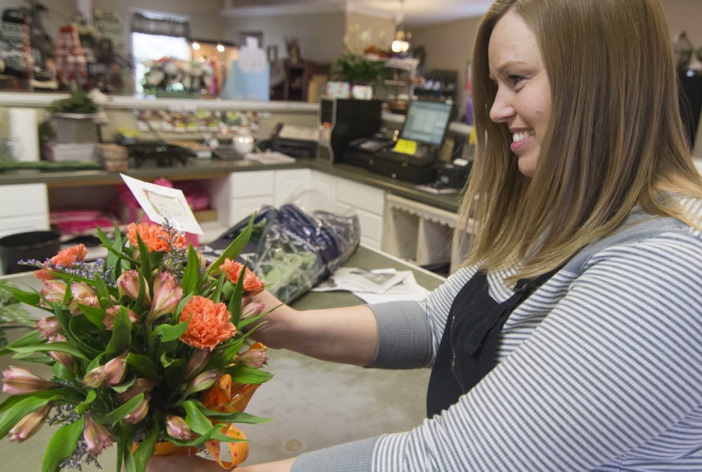 Photo by Keith Stewart Lesa McDaniel puts the finishing touches on a flower arrangement Monday morning. McDaniel, along with her mother Kimberlie Elkins, are the new owner/operators of the Flower Pot in Sullivan.