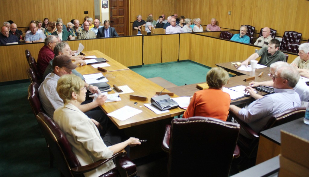 Photo by RR Best The Moultrie County Board held its monthly meeting last Thursday in what became a packed courtroom anxious to speak their thoughts about allowing zoos to set up shop in the county. The board eventually voted and approved by a count of 8-1 an amendment that would allow just that.