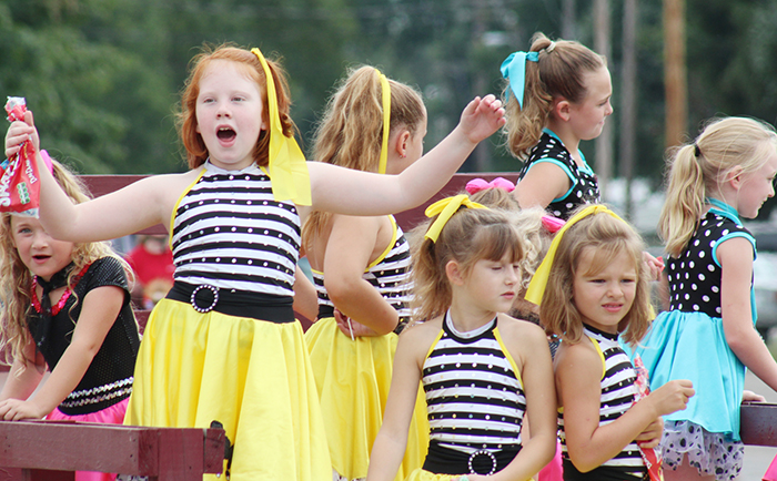 parade dancers flote