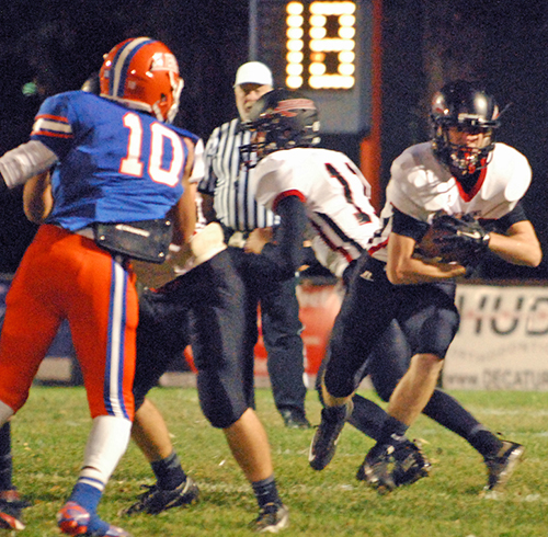 Photo by Mike Brothers Redskins leading rusher Jake Eaton hits the open field on this run against St. Teresa’s Bulldogs last week. Eaton carried the ball 124 yards on 19 carriers.