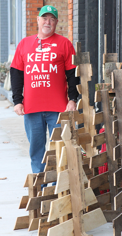 Photo by RR Best Bethany for the Holidays It was time for the holiday season celebration in Bethany with the streets lined with craftsmen such as Mark Seely who helped busy Bethany shoppers with their holiday gift decisions.