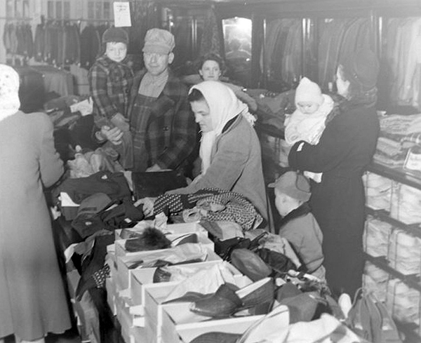 Pictured above are customers shopping during Sullivan’s dollar days in 1949. Please submit photos to the News Progress for future consideration. Originals will be saved for return or forwarded to Moultrie County Historical Society. If you have any other information, please contact the Moultrie County Historical Society at 217-728- 4085.