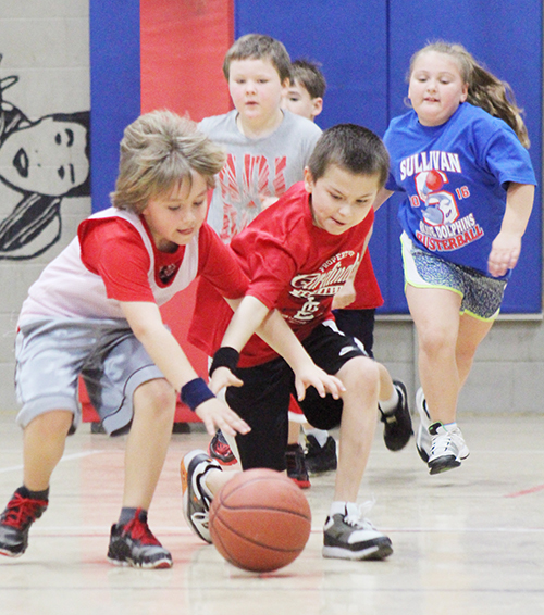 Photo by RR Best Mighty Mite Action Basketball came to Sullivan last weekend with future players ranging from 5-8 years old hitting the court, many for the first time. The Mighty Mites basketball program offers boys and girls an introduction to the basic skills required to play basketball. Not only do they learn how to dribble and shoot, but future players get a chance to see how teamwork and good sportsmanship contribute to the overall fun of the game.