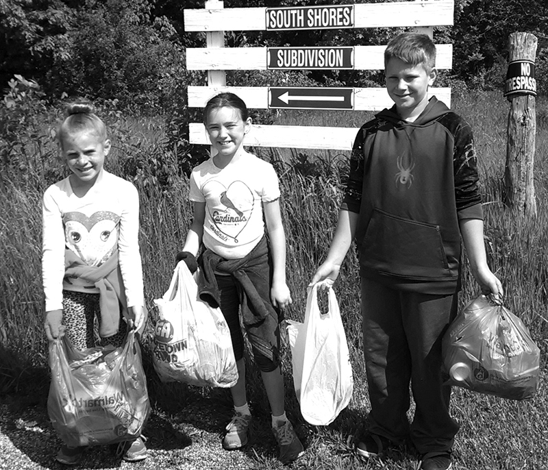 Photo furnished Picking Up Litter Eiley Poe, 8, Bella Harden, 9 and Drake Poe, 11, all of Sullivan.