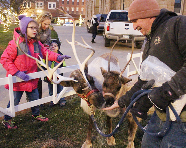 Photo by RR Best Old-Fashioned Christmas Sullivan’s Old Fashioned Christmas downtown on December 9th was blessed with a snap of cold weather to make the horse drawn carriage rides to participating Chamber businesses more of a holiday treat. Above the Hardy reindeer get a snack before amused bystanders. Strolling carolers, late shopping and a visit with Santa topped off the annual event on the square in Sullivan.