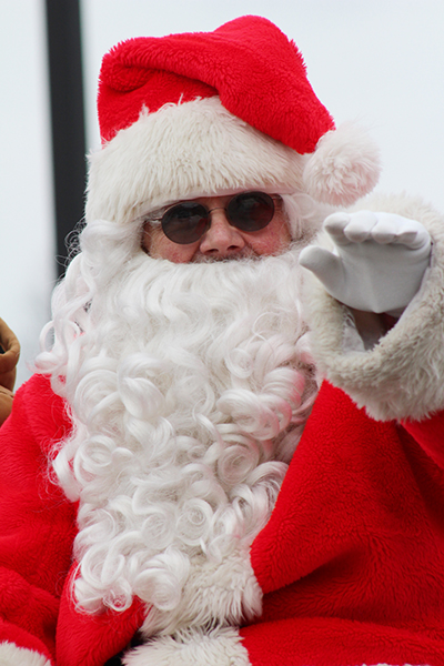 Photo by RR Best Santa Arrives! Santa Claus’s horse drawn arrival to Sullivan was escorted by a host of parade floats, walking entries and emergency vehicles Saturday, Dec 3. Petersen Health Care sponsored the annual Hometown Holiday Parade. 